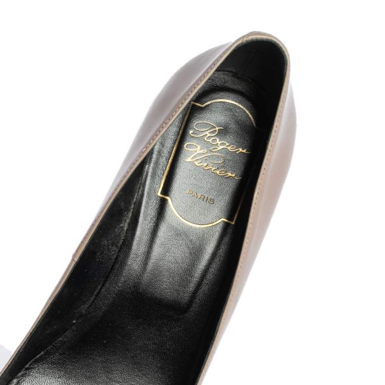 مملوكة مسبقًا Roger Vivier Taupe Leather Trompette Embellished Pumps Size 38