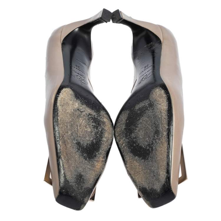 مملوكة مسبقًا Roger Vivier Taupe Leather Trompette Embellished Pumps Size 38