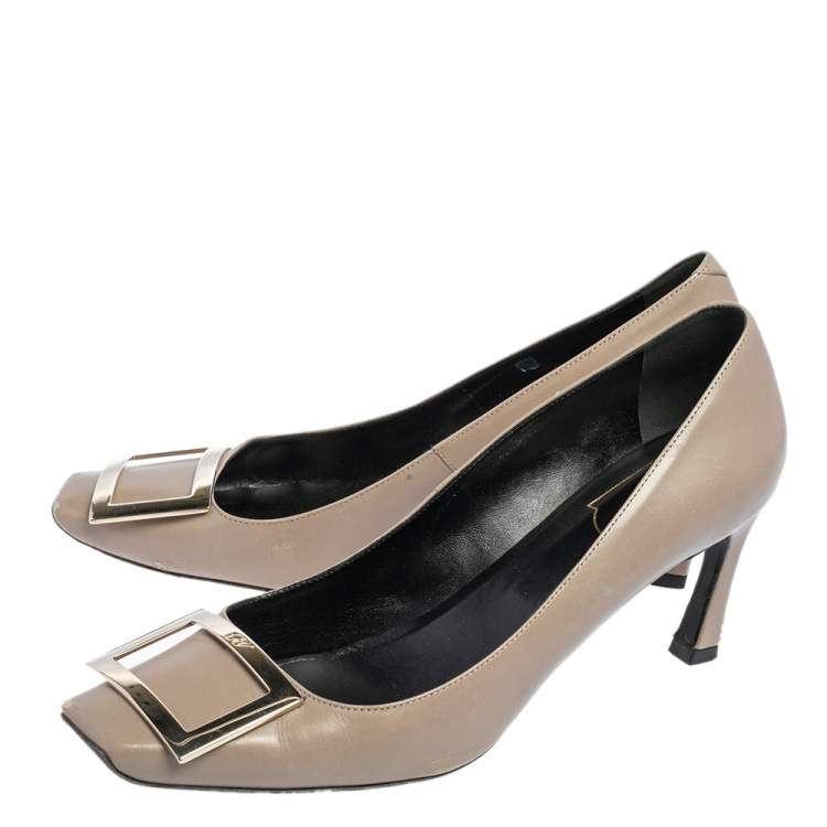 مملوكة مسبقًا Roger Vivier Taupe Leather Trompette Embellished Pumps Size 38