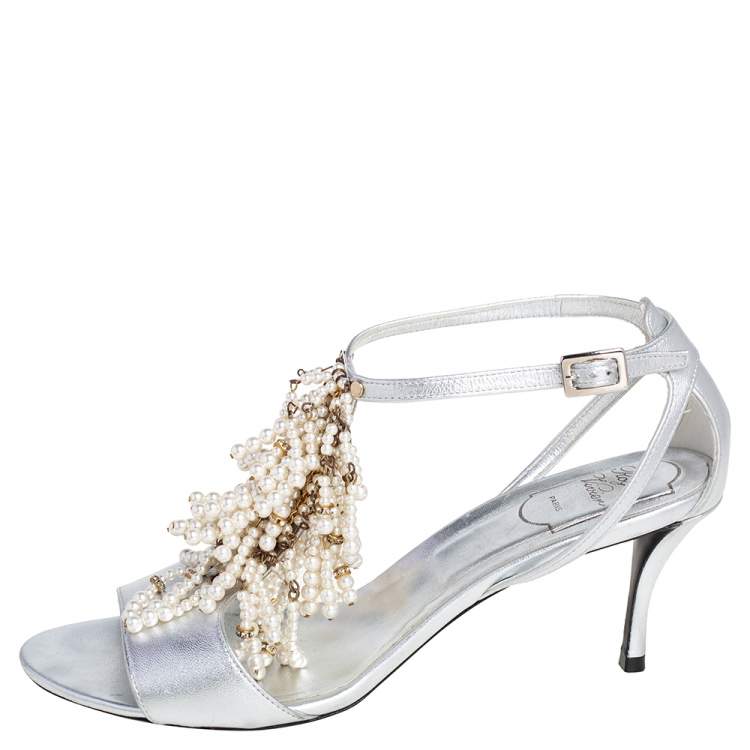 Pre Owned Roger Vivier Silver Leather Faux Pearl Fringe Embellished T Strap Sandals Size 39