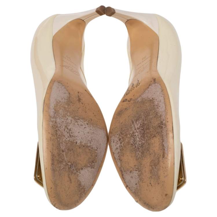 مملوكة مسبقًا Roger Vivier Cream Patent Leather Trompette Buckle Pumps Size 39