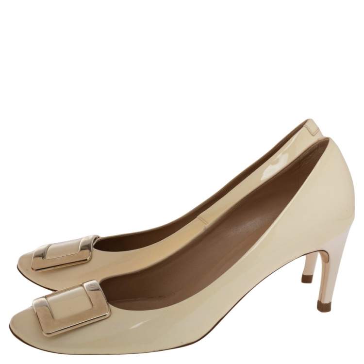 مملوكة مسبقًا Roger Vivier Cream Patent Leather Trompette Buckle Pumps Size 39