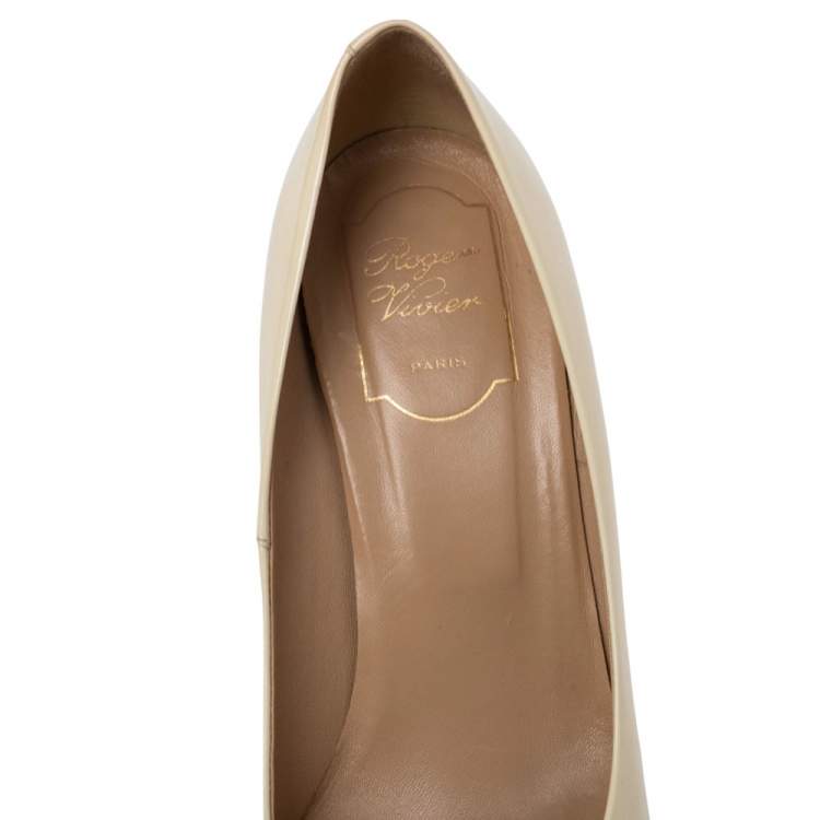 مملوكة مسبقًا Roger Vivier Cream Patent Leather Trompette Buckle Pumps Size 39