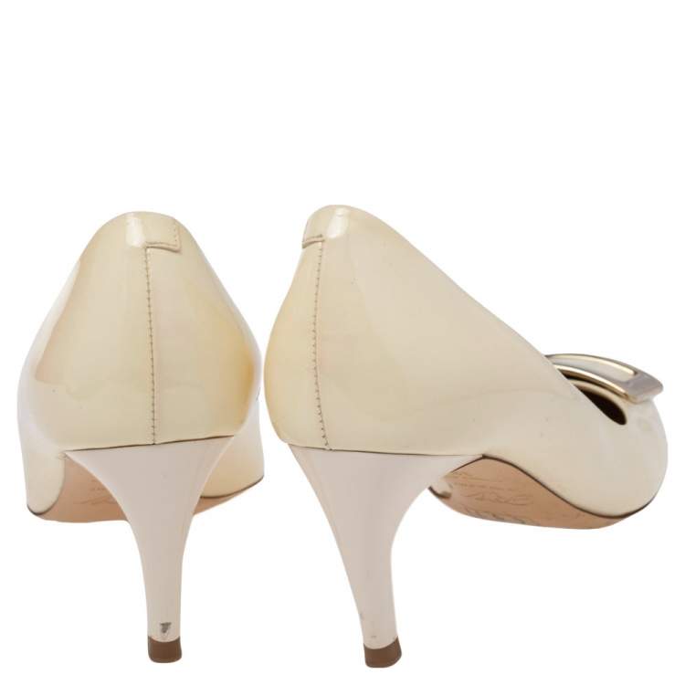 مملوكة مسبقًا Roger Vivier Cream Patent Leather Trompette Buckle Pumps Size 39