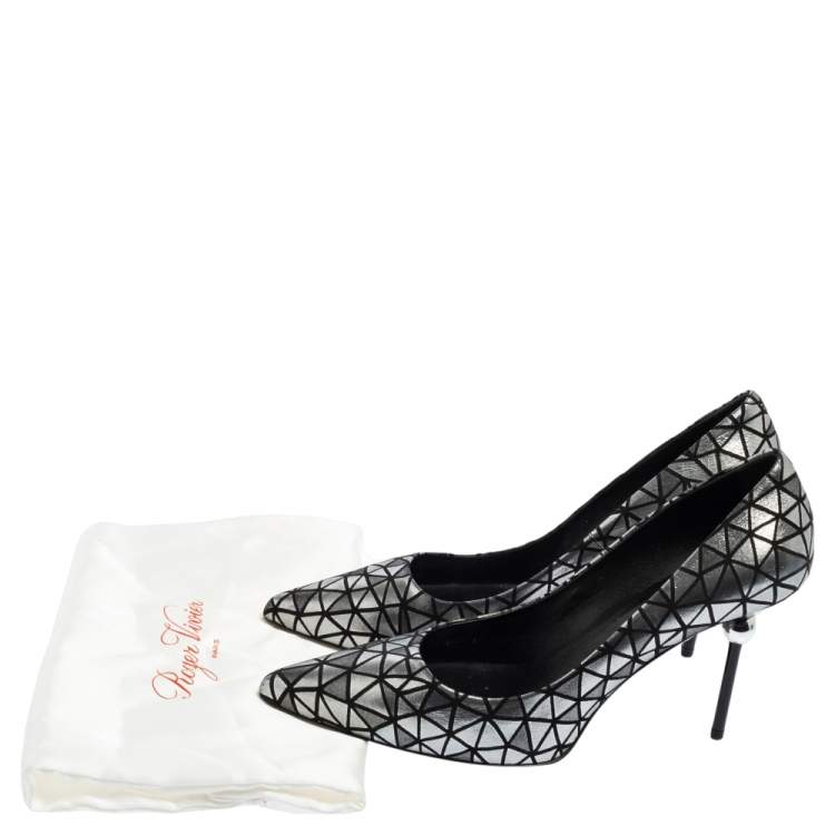 مملوكة مسبقًا Roger Vivier Black/Grey Leather Pointed Toe Pumps Size 38