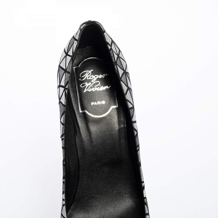 مملوكة مسبقًا Roger Vivier Black/Grey Leather Pointed Toe Pumps Size 38