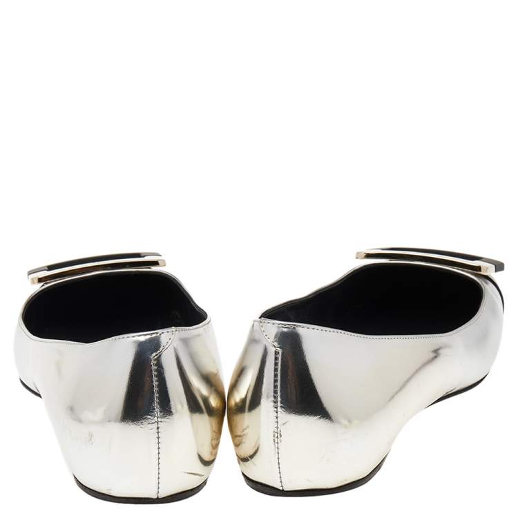 Pre Owned Roger Vivier Metallic Silver/Black Leather Buckle Detail Square Cap Toe Ballet Flats Size 38.5