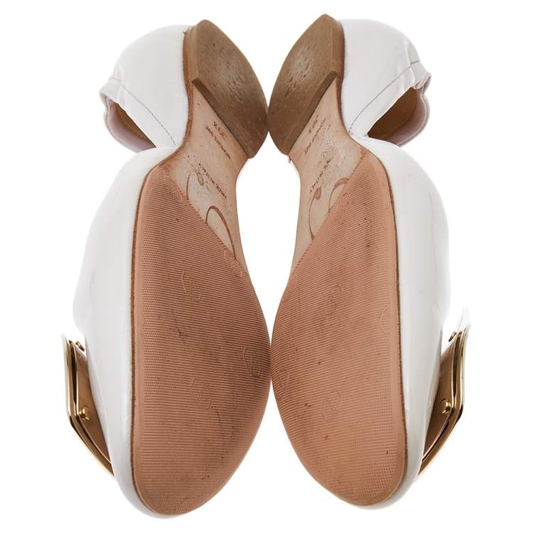 مملوكة مسبقًا Roger Vivier Off-White Patent Leather Chips Buckle D'orsay Ballet Flats Size 39.5