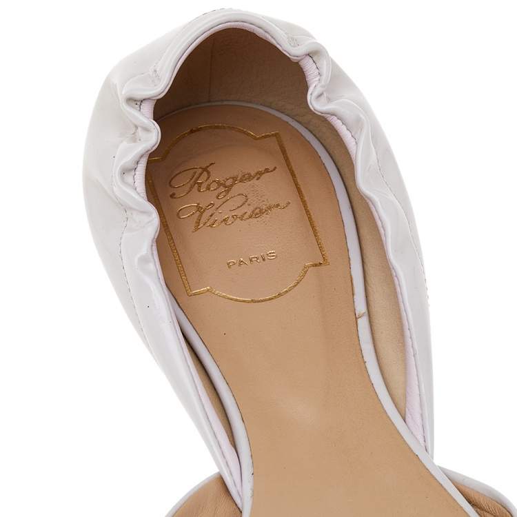 مملوكة مسبقًا Roger Vivier Off-White Patent Leather Chips Buckle D'orsay Ballet Flats Size 39.5