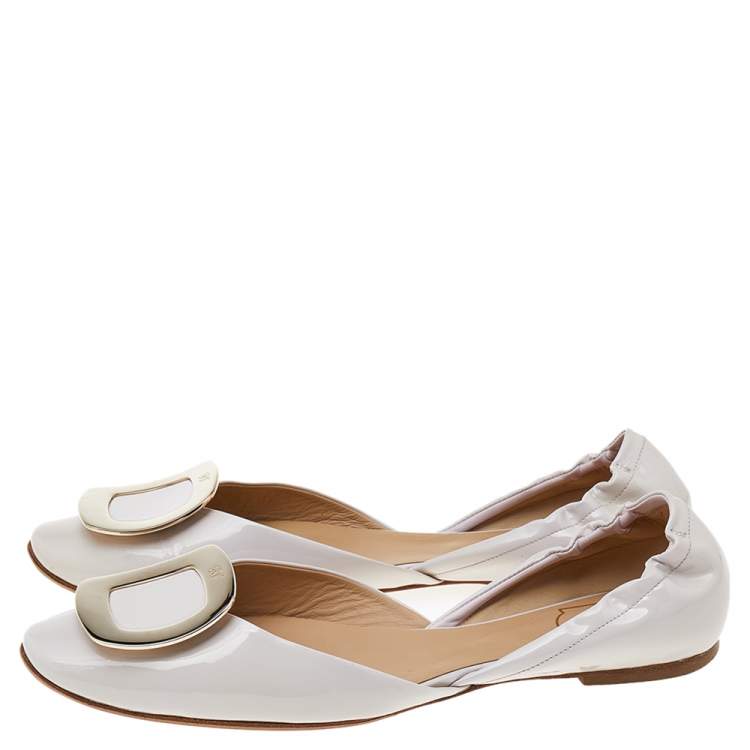 مملوكة مسبقًا Roger Vivier Off-White Patent Leather Chips Buckle D'orsay Ballet Flats Size 39.5