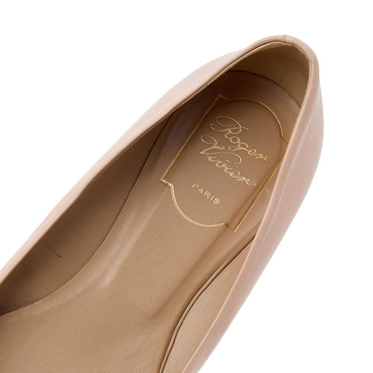مملوكة مسبقًا Roger Vivier Beige Leather Trompette Ballet Flats Size 38