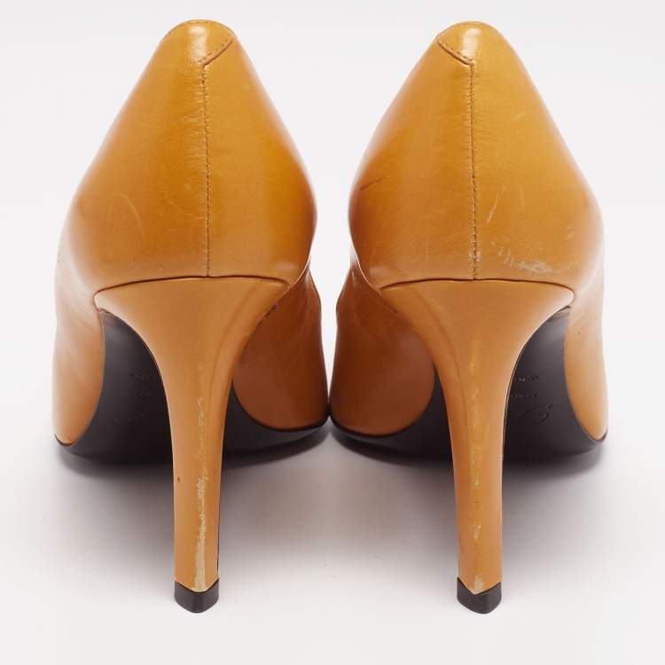 Pre Owned Roger Vivier Yellow Leather Ecusson Pumps Size 37