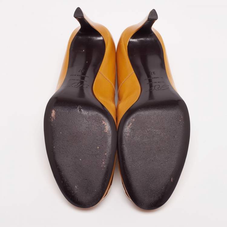 Pre Owned Roger Vivier Yellow Leather Ecusson Pumps Size 37