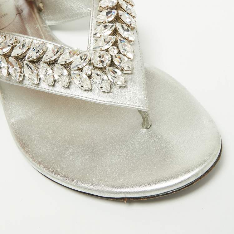 Pre Owned Roger Vivier Metallic Silver Leather Crystal Embellished Thong Flats Size 38.5