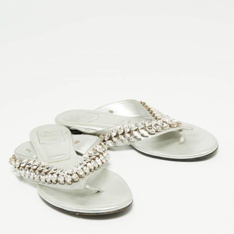 Pre Owned Roger Vivier Metallic Silver Leather Crystal Embellished Thong Flats Size 38.5