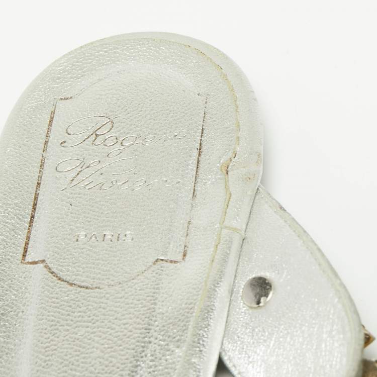 Pre Owned Roger Vivier Metallic Silver Leather Crystal Embellished Thong Flats Size 38.5