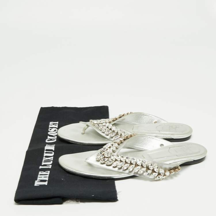 Pre Owned Roger Vivier Metallic Silver Leather Crystal Embellished Thong Flats Size 38.5