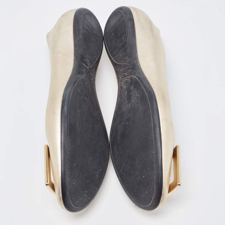 مملوكة مسبقًا Roger Vivier Metallic Gold Leather Ballet  Flats Size 37