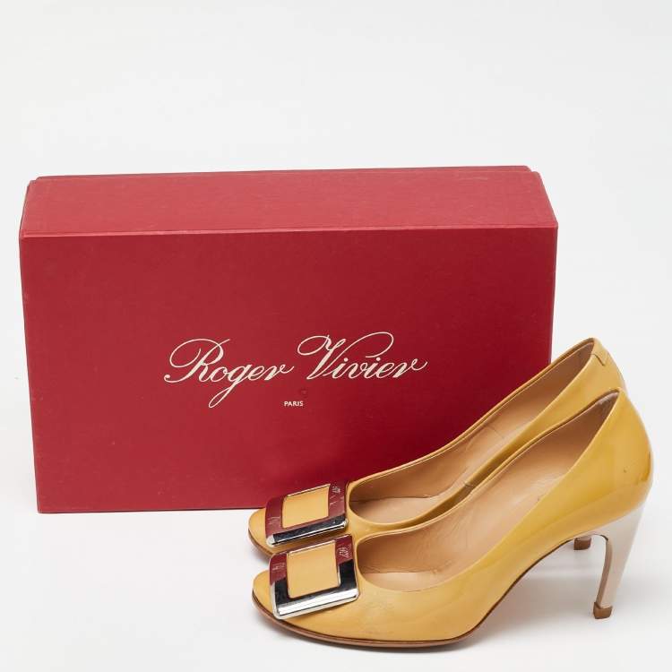 Pre Owned Roger Vivier Beige Patent Leather Metal Logo Round toe Pumps Size 35