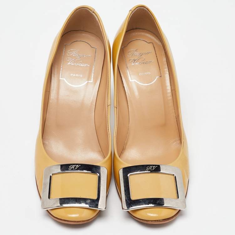 Pre Owned Roger Vivier Beige Patent Leather Metal Logo Round toe Pumps Size 35