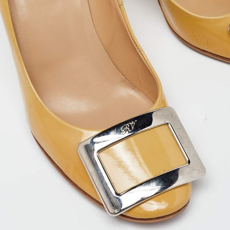 Pre Owned Roger Vivier Beige Patent Leather Metal Logo Round toe Pumps Size 35
