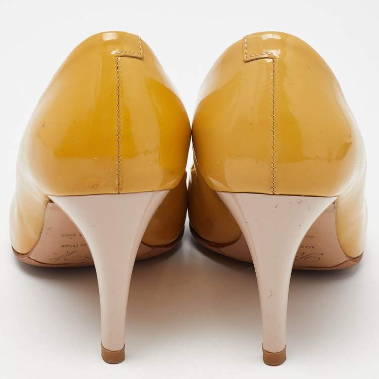Pre Owned Roger Vivier Beige Patent Leather Metal Logo Round toe Pumps Size 35