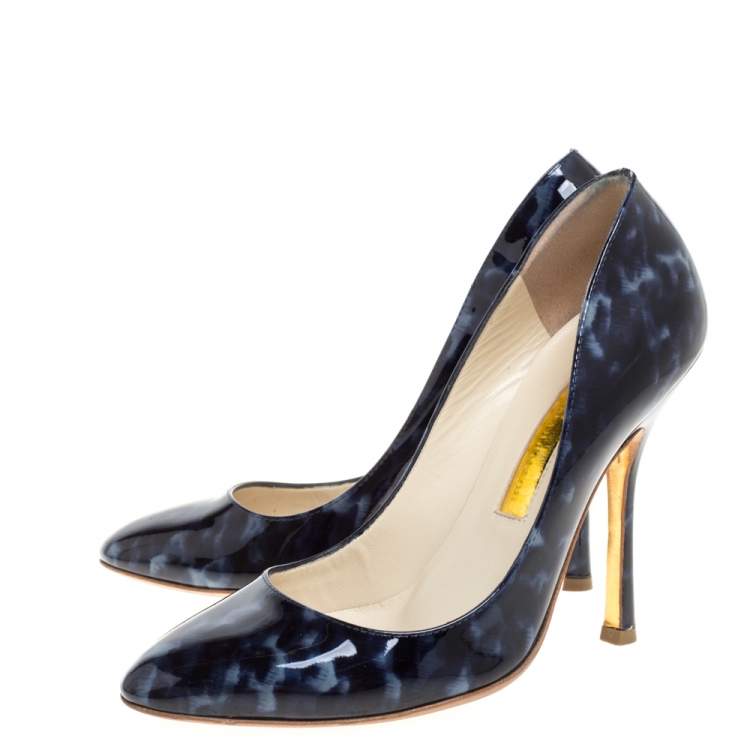مملوكة مسبقًا Rupert Sanderson Blue Animal Print Patent Leather Janice Pumps Size 37