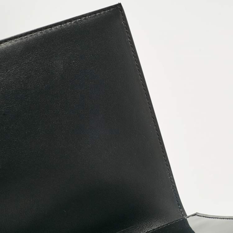 مملوكة مسبقًا Saint Laurent Black Patent Leather Cassandre Flap Wristlet Clutch