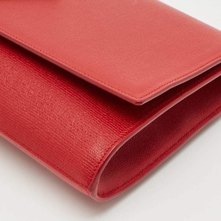 مملوكة مسبقًا Saint Laurent Red Texured Leather Y Line Clutch