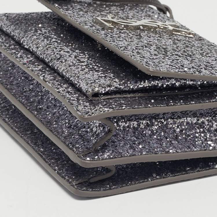 مملوكة مسبقًا Saint Laurent Silver Glitter Leather Small Sunset Chain Shoulder Bag