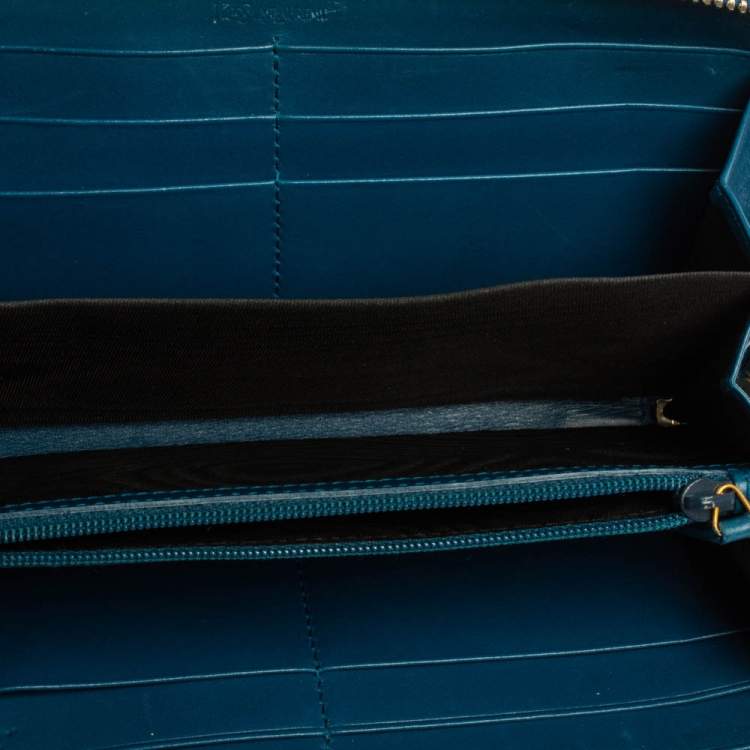 مملوكة مسبقًا Saint Laurent Blue Patent Leather Belle De Jour Zip Around  Wallet