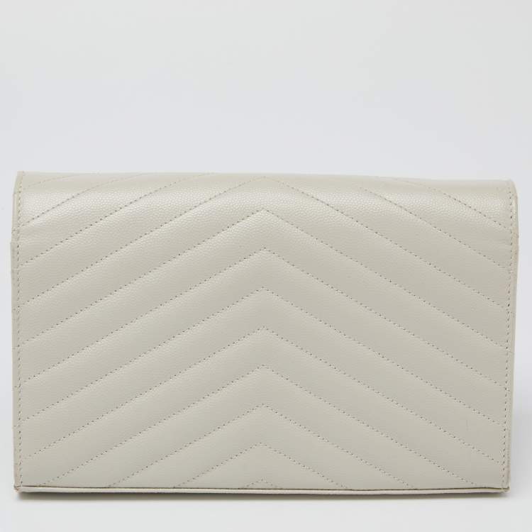 مملوكة مسبقًا Saint Laurent Off White Matelasse Leather Monogram Chain Clutch