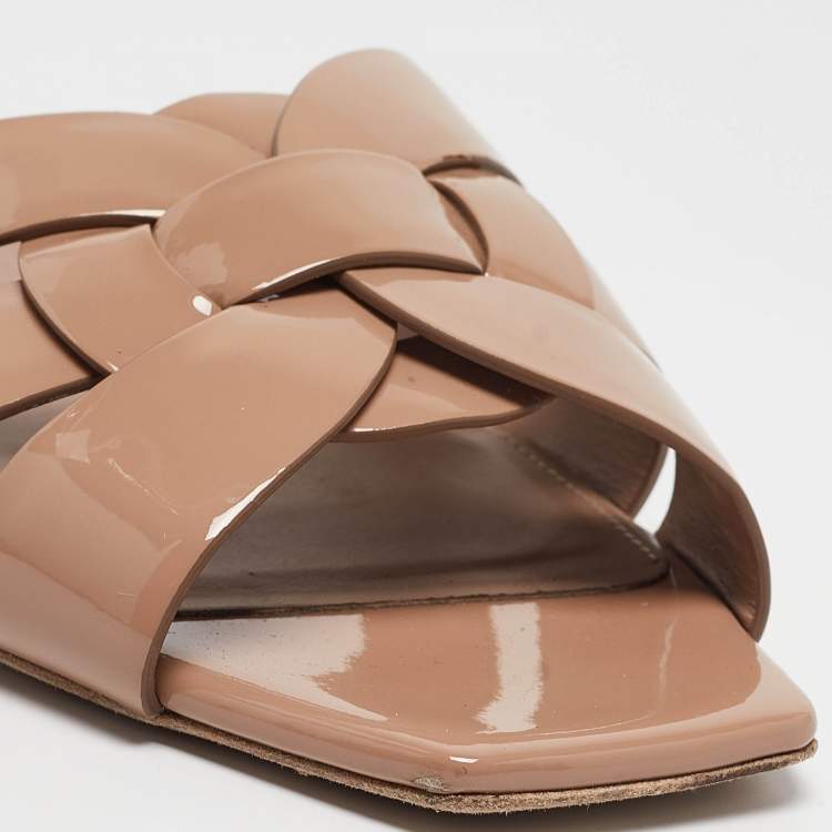 مملوكة مسبقًا Saint Laurent Beige Patent Leather Tribute Flat Sandals Size 38