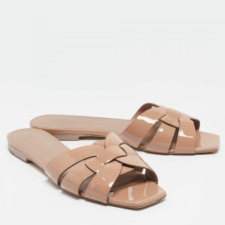 مملوكة مسبقًا Saint Laurent Beige Patent Leather Tribute Flat Sandals Size 38
