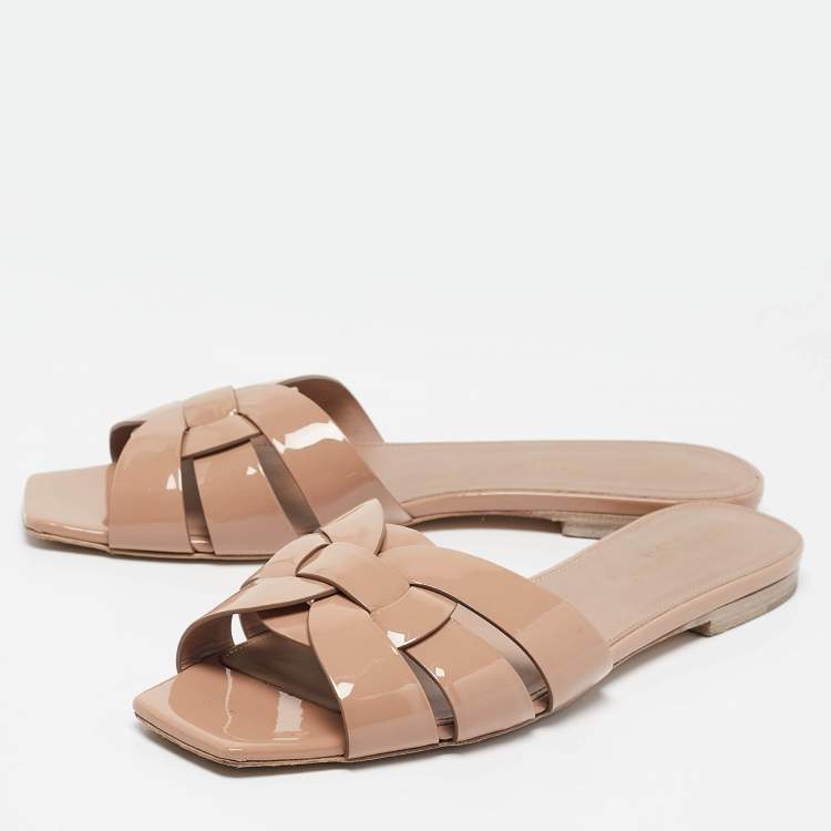 مملوكة مسبقًا Saint Laurent Beige Patent Leather Tribute Flat Sandals Size 38