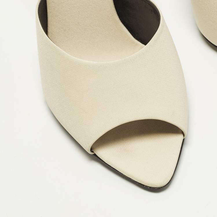 Pre Owned Saint Laurent  Suite 105 Size 37 White Fabric Mules