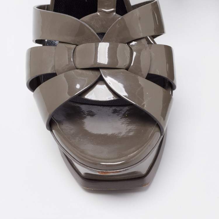 مملوكة مسبقًا Saint Laurent Grey Patent Leather Tribute Sandals Size 39