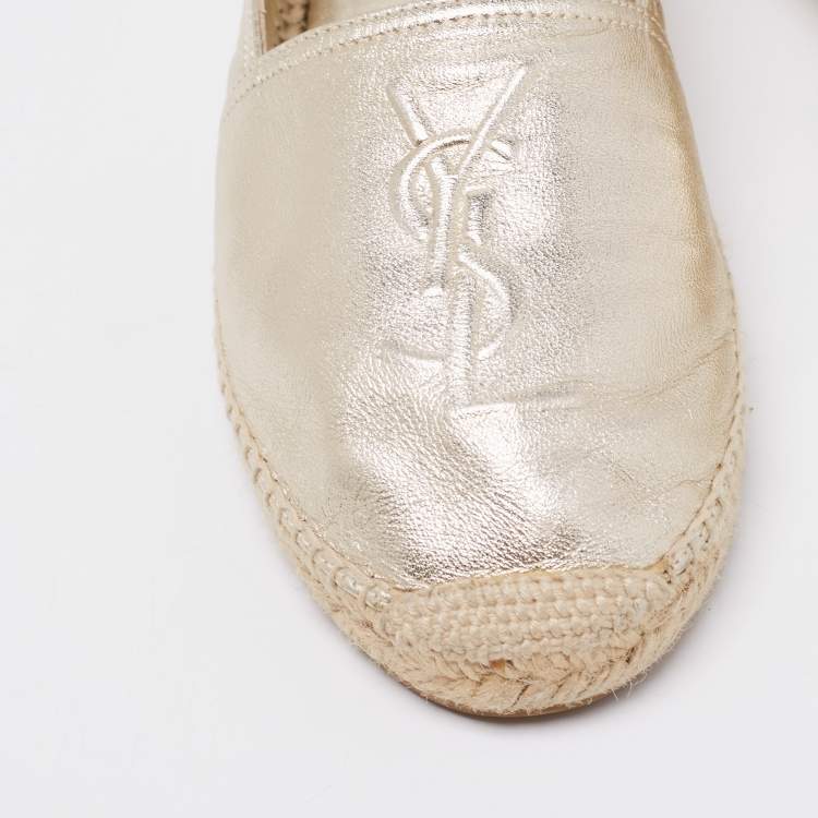 مملوكة مسبقًا Saint Laurent Light Gold Leather Embossed Logo Espadrille Flats Size 39.5