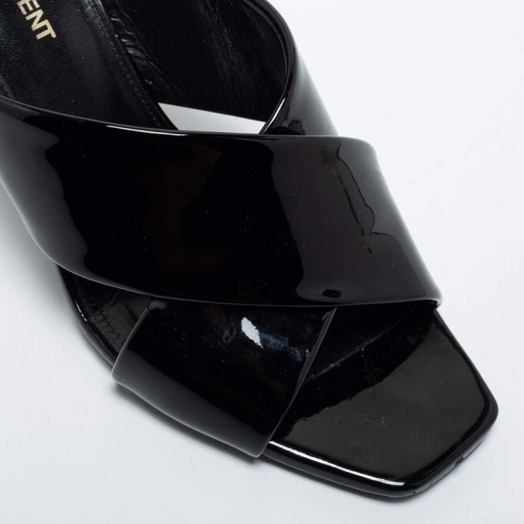 مملوكة مسبقًا Saint Laurent Black Patent Leather Loulou Slide Sandals Size 38.5