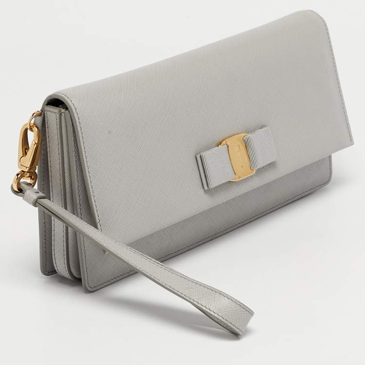 Pre Owned Salvatore Ferragamo Grey Leather Camy Wristlet Clutch
