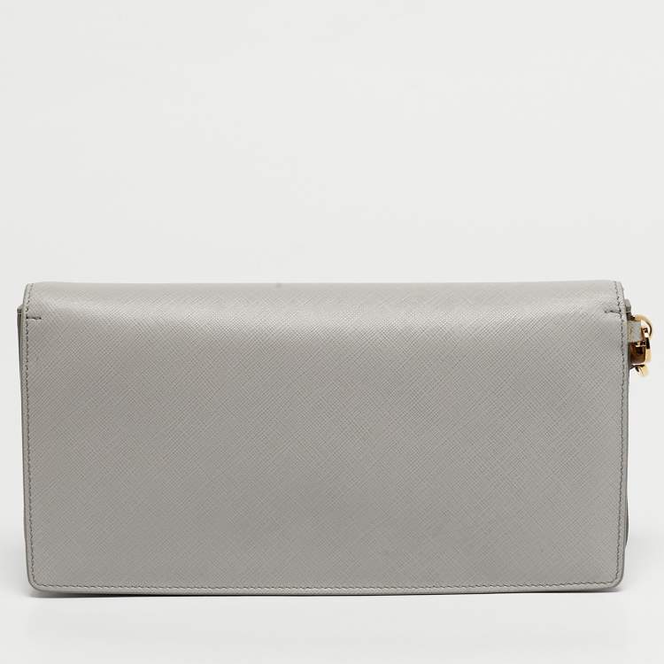 Pre Owned Salvatore Ferragamo Grey Leather Camy Wristlet Clutch