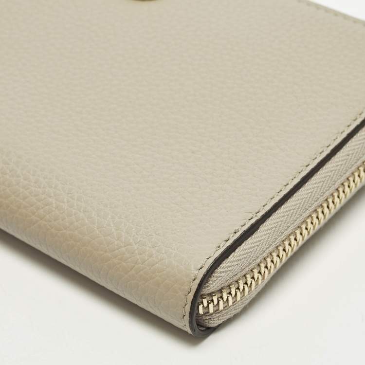 Pre Owned Salvatore Ferragamo Gancini Zip Beige Leather Continental Wallet