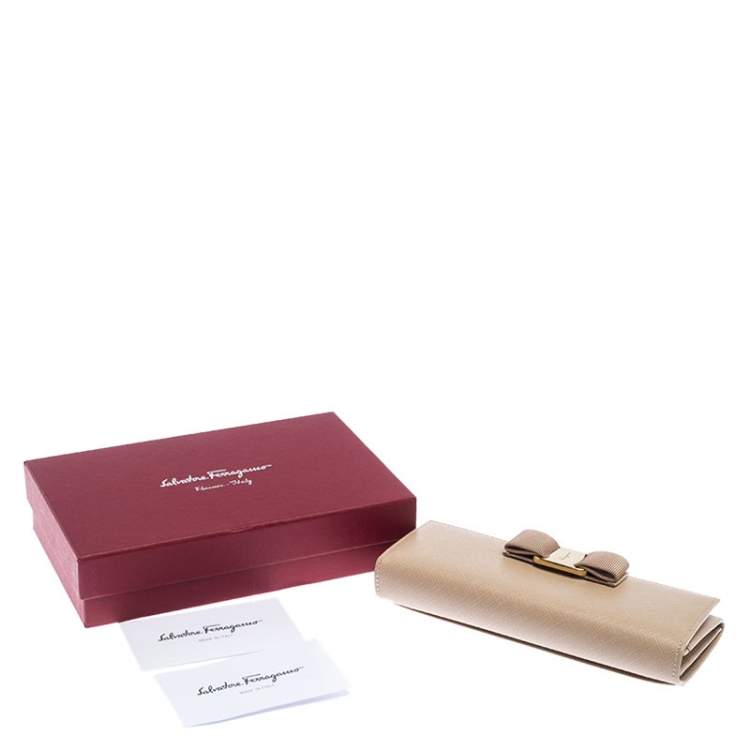 مملوكة مسبقًا Salvatore Ferragamo New Bisque Leather Vara Bow Wallet