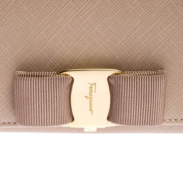 مملوكة مسبقًا Salvatore Ferragamo New Bisque Leather Vara Bow Wallet