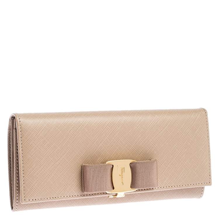 مملوكة مسبقًا Salvatore Ferragamo New Bisque Leather Vara Bow Wallet