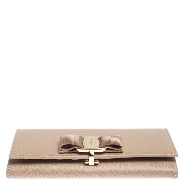 مملوكة مسبقًا Salvatore Ferragamo New Bisque Leather Vara Bow Wallet