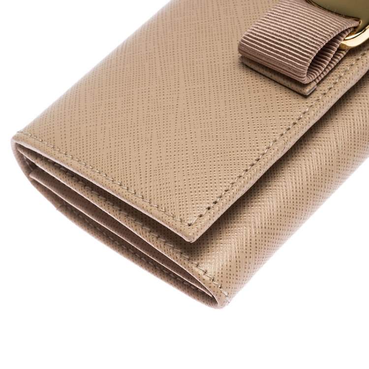 مملوكة مسبقًا Salvatore Ferragamo New Bisque Leather Vara Bow Wallet