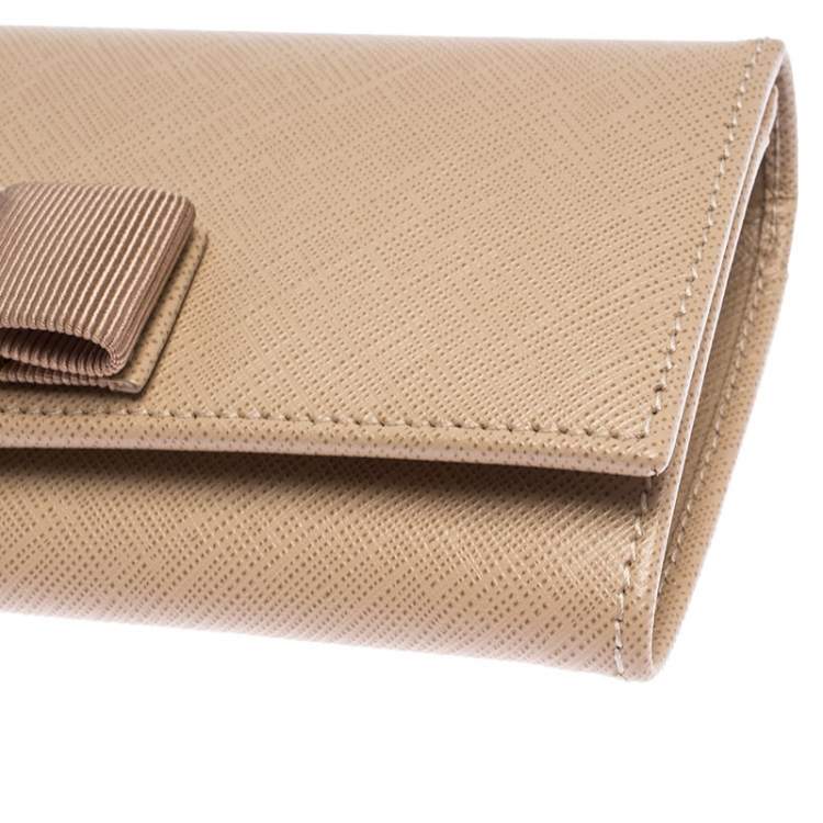 مملوكة مسبقًا Salvatore Ferragamo New Bisque Leather Vara Bow Wallet
