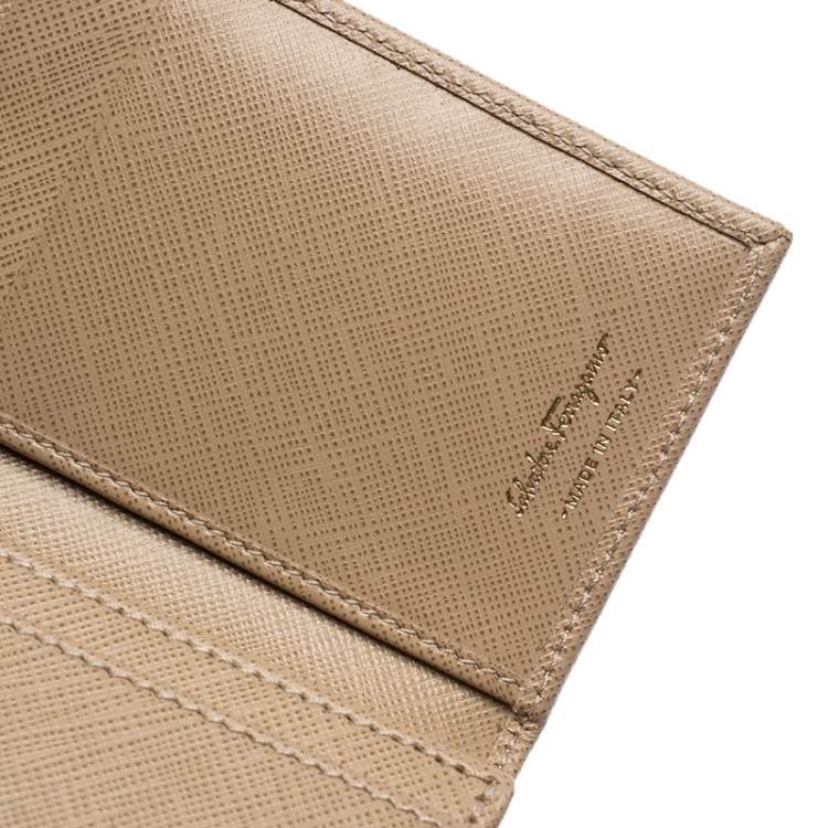 مملوكة مسبقًا Salvatore Ferragamo New Bisque Leather Vara Bow Wallet