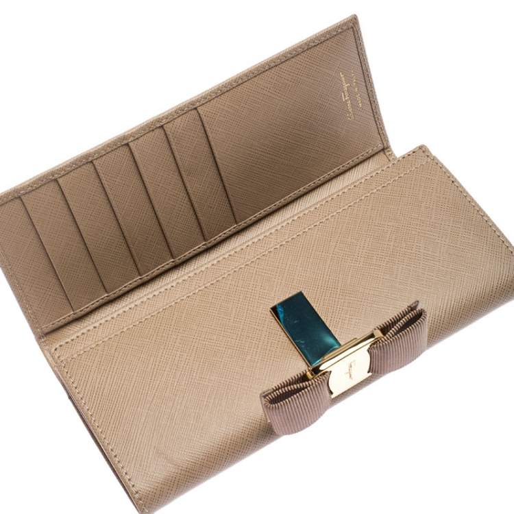 مملوكة مسبقًا Salvatore Ferragamo New Bisque Leather Vara Bow Wallet